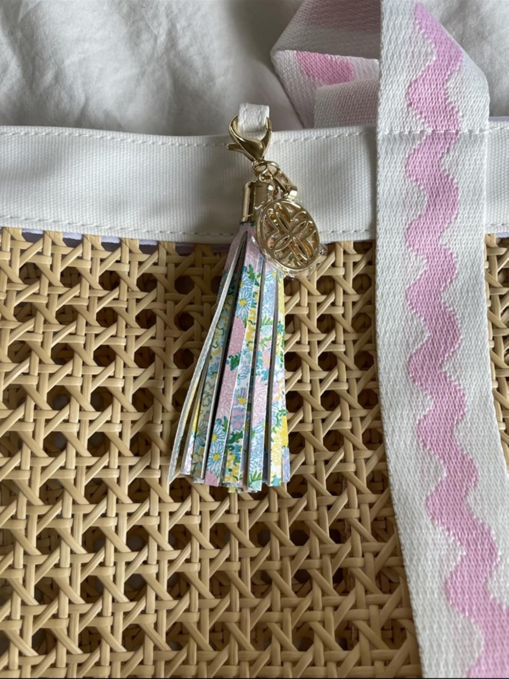 New Lilly Pulitzer Natural Woven Large Travel Tote with Pink & White Trim - Picture 13 of 13